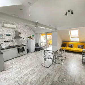 https://8x8-tetoter-apartman.szeged-hotels.com